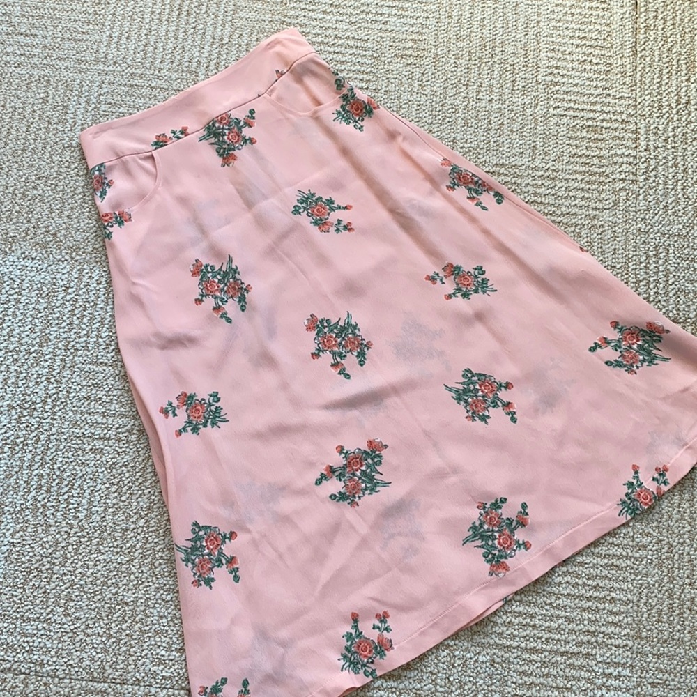 Floral midi skirt with pockets!